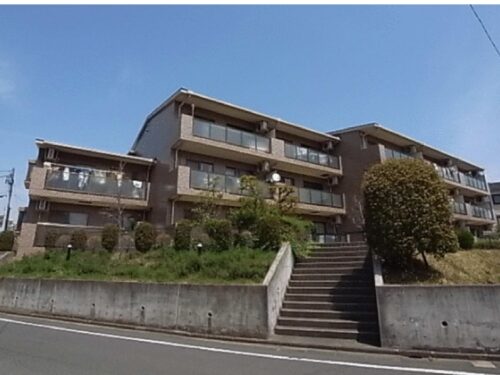 バス停至近！落ち着いた趣のある南向き3階建マンション。ダブルロックドア・防犯カメラ設置で安心です。