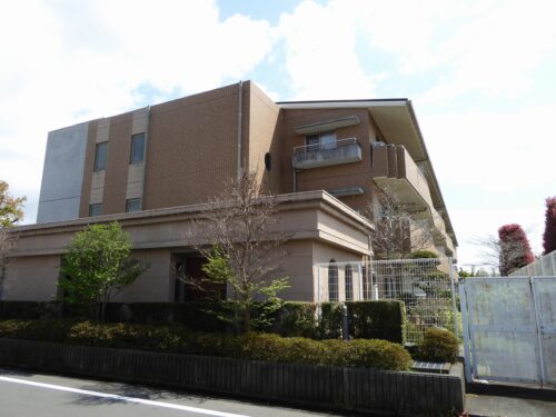玉川学園前駅徒歩13分。趣がありステイタスを感じられるマンション。最上階 南向き。駐車場あり。ペットご相談できます！ 社宅可能です！