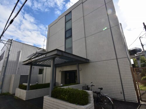 玉川学園前駅から平坦徒歩6分 3分圏内にコンビニあり！ シックな外観のマンションです。鍵交換代無料です♪
