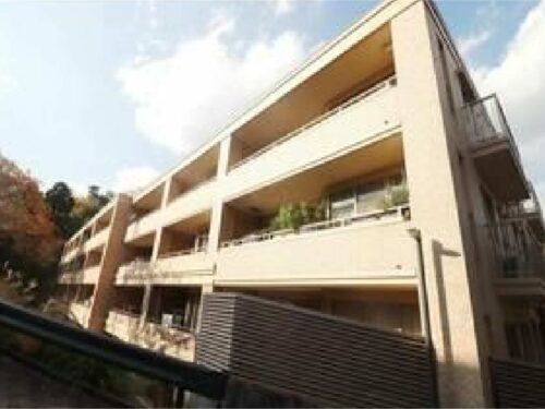 玉川学園前駅徒歩7分。分譲マンションの賃貸です。ステイタス溢れるランドシティロイヤルテラス。駐車場のあるマンションです。