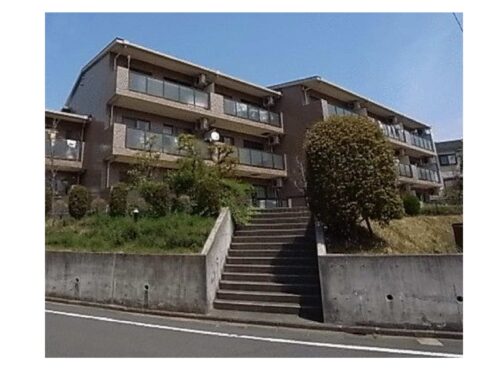 落ち着いた趣のある南向き3階建マンションの最上階！ ダブルロックドア・防犯カメラ設置で安心です。