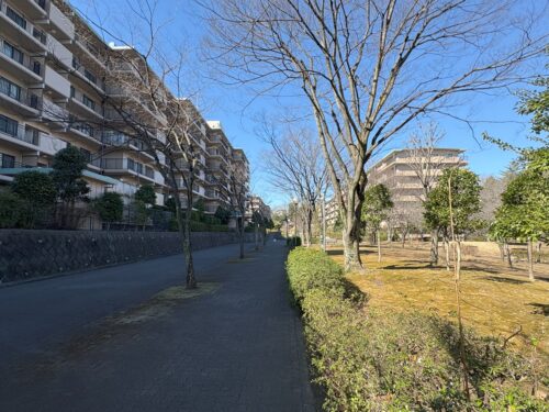 敷地内に遊歩道や公園も(外観)