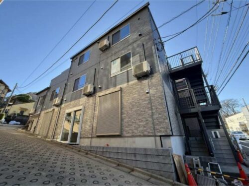 玉川学園前駅 徒歩2分！駅前通りに面した新築オートロックアパート。至近にスーパー、カフェ、ドラッグストア、100円ショップ・・・ゆとりのある生活をされたい方に♪