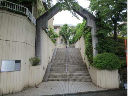 玉川学園前駅 徒歩7分♪メゾネットタイプ、専用庭付のお部屋。春は桜がきれいです。