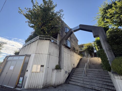 玉川学園前駅 徒歩7分♪メゾネットタイプ、専用庭付のお部屋。春は桜がきれいです。