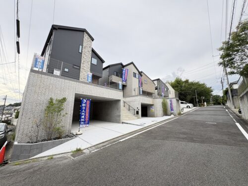 【絶景新築】鶴川駅 バス6分 停歩7分・地下車庫2台＋倉庫・南側ひな段・眺望良好！
