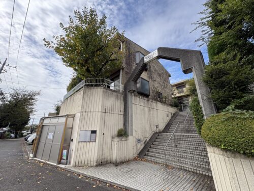 玉川学園前駅 徒歩7分♪メゾネットタイプ、専用庭付のお部屋。春は桜がきれいです。