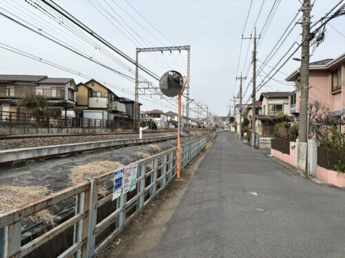 駅までは線路沿いを真っ直ぐ！
