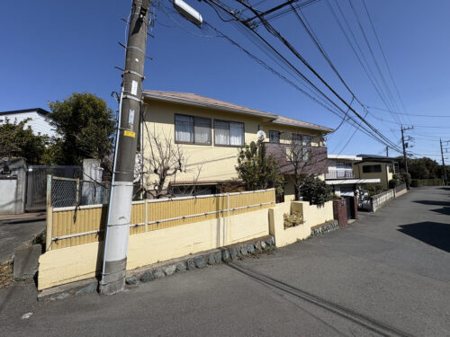 東側も一段低いので開放的です(外観)