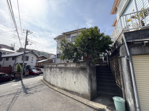 玄関側の階段は段数少ない(外観)