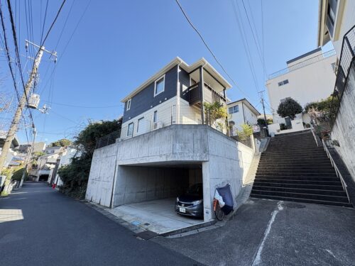 玉川学園前駅徒歩9分 平坦な道のりで歩く、スウェーデンハウスの賃貸戸建。大型車2台分駐車可能地下車庫。