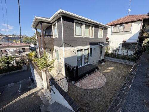 玉川学園前駅徒歩9分 平坦な道のりで歩く、スウェーデンハウスの賃貸戸建。大型車2台分駐車可能地下車庫。