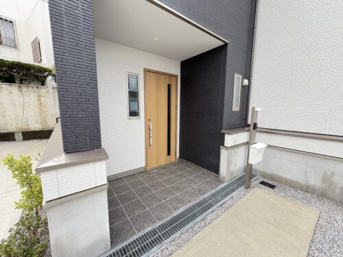 西側隣地はかなり低いので日当たり眺望良好！(玄関)