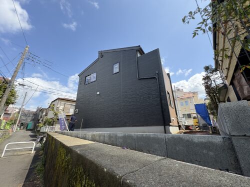 西側は少し高台になっているのでプライバシー確保(外観)