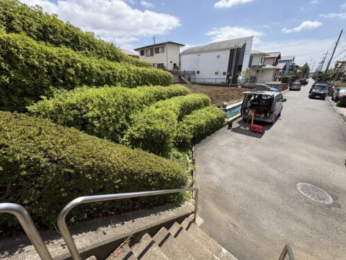 道路はここまで。通り抜けできないので交通量少なく静かです(外観)