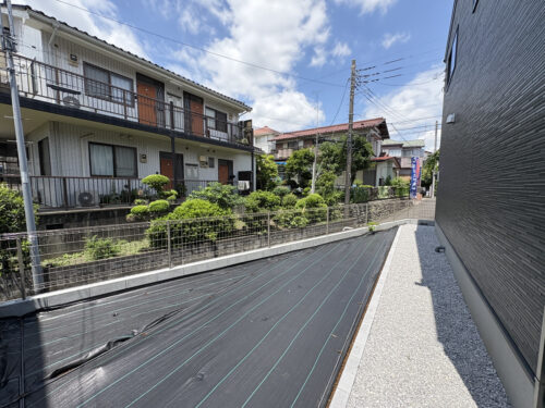 西側は少し高いのでプライバシー確保(外観)