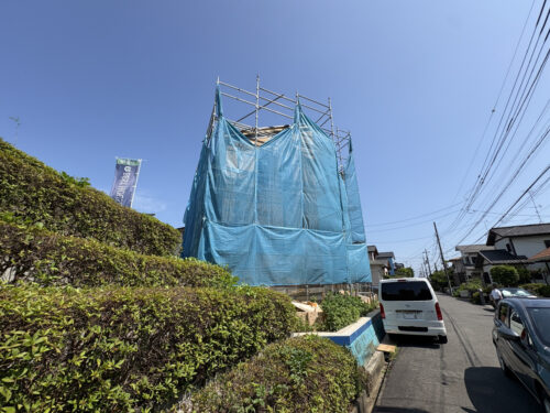 角地よりも開放的！両面道路で北側は遊歩道です(外観)