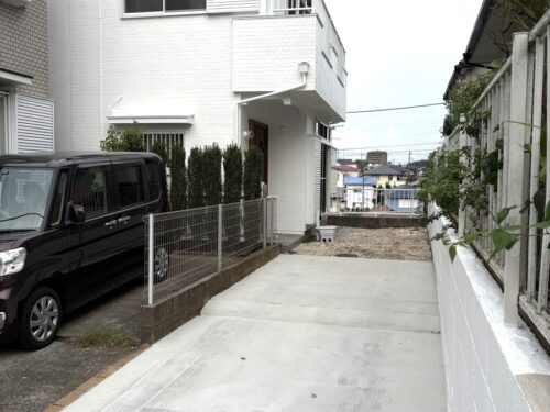 車は2台駐車可能です(外観)