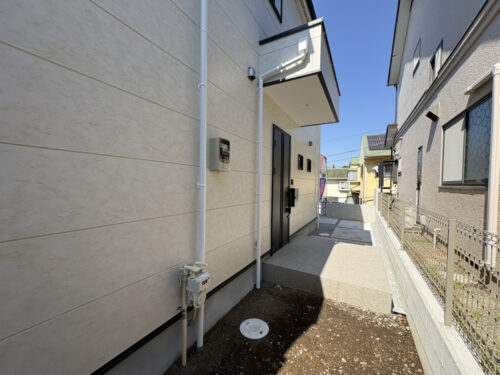 玄関前のスペース広い！(外観)