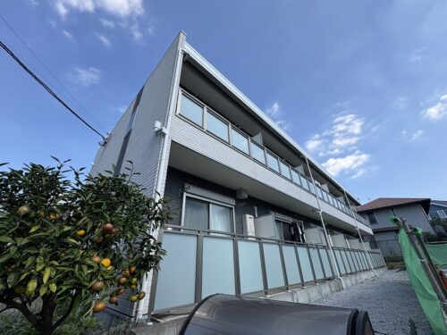 玉川学園前駅 徒歩３分！2016年築の綺麗なアパートです。各部屋SECOM完備。洋室7.7帖で広々、キッチンや洗面も充分なスペースです。