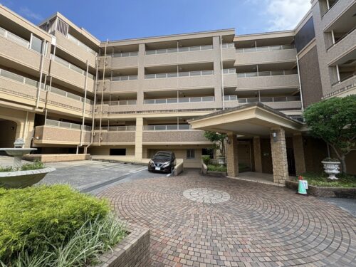 玉川学園前駅 徒歩7分。人気の高い角住戸。ステイタスの高い分譲賃貸マンションで充実の設備、無料駐車場あります。