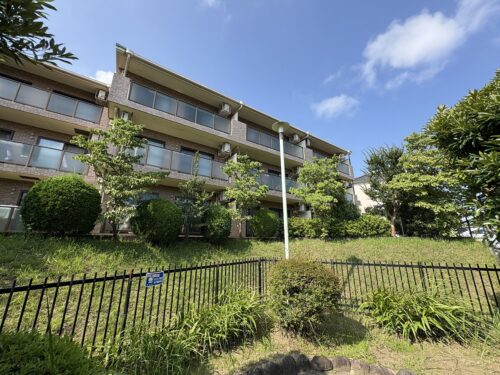 落ち着いた趣のある南向き3階建マンションの最上階！ ダブルロックドア・防犯カメラ設置で安心です。