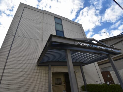 玉川学園前駅から平坦徒歩6分 3分圏内にコンビニあり！ シックな外観のマンションです。鍵交換代無料です♪