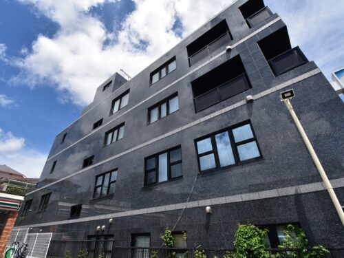 駅前通り徒歩３分！ オール電化 南向きの３階建最上階 角部屋です。広々3LDKのマンション!!