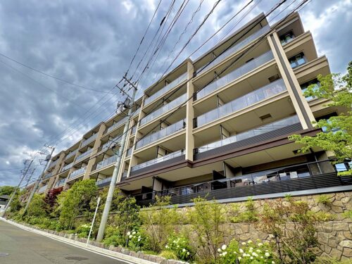 玉川学園前駅 徒歩14分!2025年5月築！小型犬2匹まで飼育可能。6階建最上階、奥行きあるルーフバルコニー付きのハイクラスな新築分譲マンションです。
